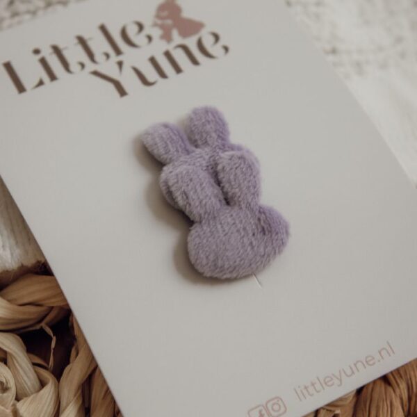 Lila antislip haarspeldje in de vorm van een zacht pluche konijntje, geschikt voor baby’s en peuters met dun haar.