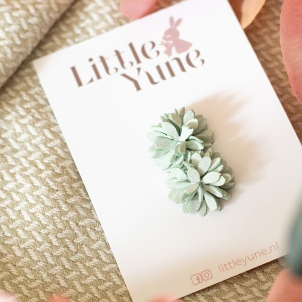 Antislip speldje Zoë van Little Yune in lichtgroen met twee zachte bloemetjes, speciaal voor fijne haartjes, babyhaar en peuterhaar.