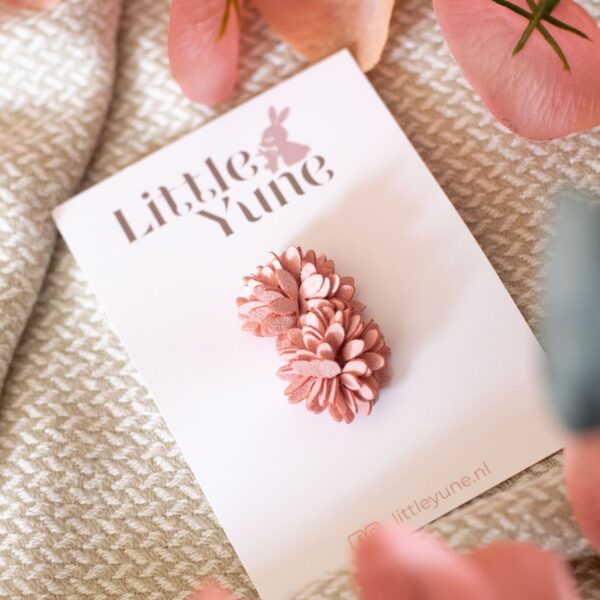 Antislip speldje Zoë van Little Yune met twee zachte roze bloemetjes, speciaal voor fijne haartjes, babyhaar en peuterhaar.