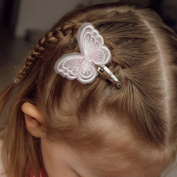 Set van twee roze vlinder haarspeldjes van Little Yune op 4 cm klikklak speldjes, met geborduurde vlinders en ook verkrijgbaar in een alligator versie.