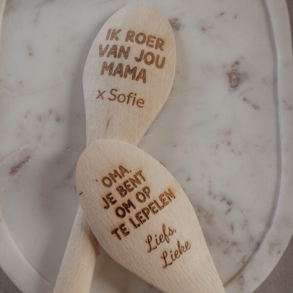 Houten pollepel met gegraveerde Moederdagtekst, gepersonaliseerd met naam of standaardtekst, een origineel cadeau voor mama of oma.