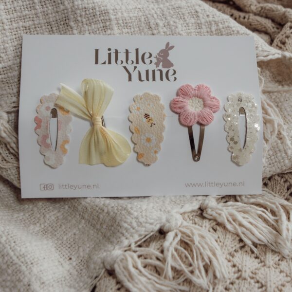 Setje Noëlle van Little Yune met zachte haarspeldjes in geel, roze en crème tinten, met bloemetjes, bijtjesprint, strikje en glitterspeldje, verkrijgbaar in 3, 4 en 5 cm.