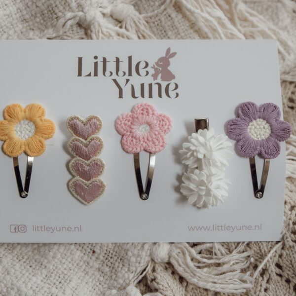 Setje Maribel van Little Yune met een vrolijke mix van populaire lente- en zomerspeldjes in zachte tinten, met bloemetjes en hartjes voor meisjes.