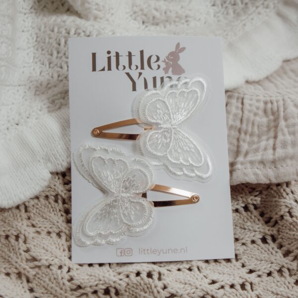 Set van twee witte vlinder haarspeldjes van Little Yune op 4 cm klikklak speldjes, met geborduurde vlinders en ook verkrijgbaar in een alligator versie.