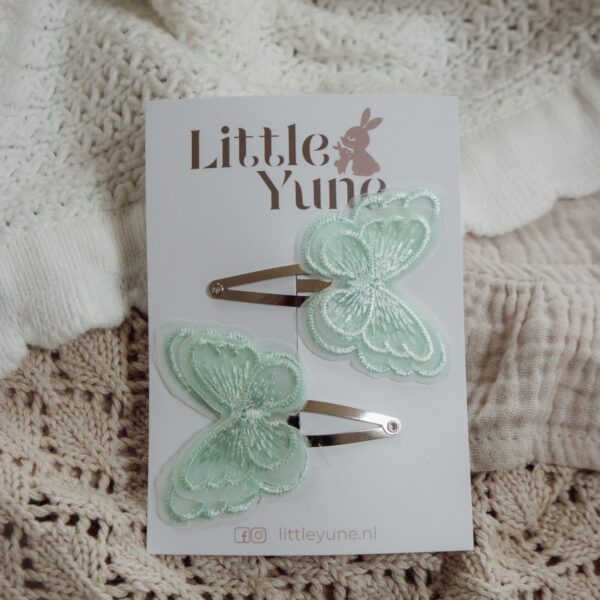 Set van twee mintgroene vlinder haarspeldjes van Little Yune op 4 cm klikklak speldjes, met geborduurde vlinders en ook verkrijgbaar in een alligator versie.