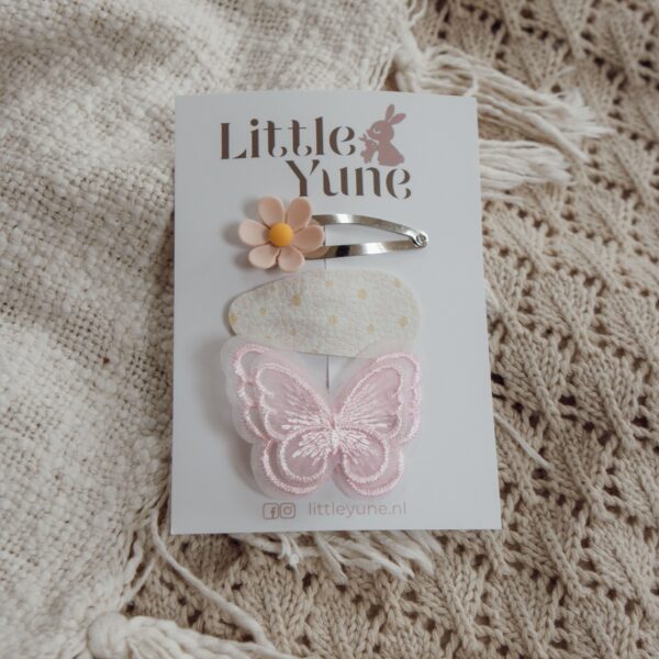 Setje Lilou van Little Yune met twee 4 cm klikklak speldjes en een alligatorspeldje met roze vlinder, zacht bloemetje en crème stipjesprint voor meisjes.