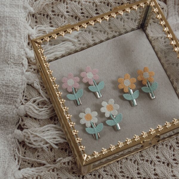 Soms wil je gewoon alles… en eerlijk: dat snap ik helemaal 🤭🌼 Met deze Daisy set haal je alle favoriete kleuren in één keer in huis. Wit voor de rustige dagen, perzik voor een warme touch en roze voor die lieve, speelse look 🌸🧡🤍 Het fijne aan deze set is dat je altijd iets hebt wat past. Of je nu gaat voor neutraal, vrolijk of extra girly — je hebt het gewoon liggen 🙌 En zeg nou zelf… hoe leuk is het om te kunnen afwisselen? Of om ze zelfs te mixen in één hairdo 😍 De geborduurde bloemetjes maken elk speldje bijzonder en zorgen voor die zachte, unieke Little Yune uitstraling 🌿 Dit is echt zo’n set waar je steeds weer naar grijpt.