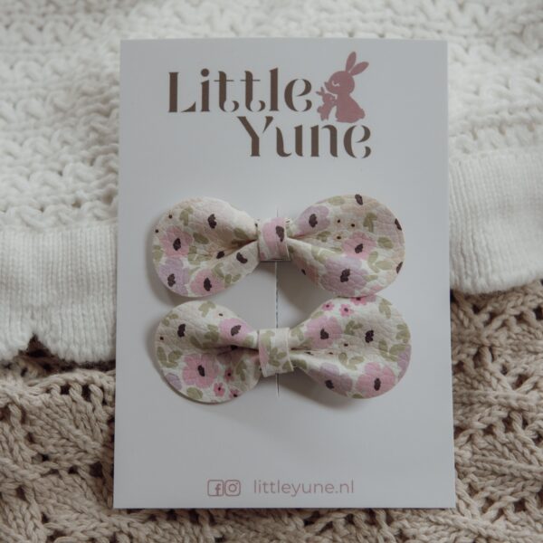 Bente Floral strikjes van Little Yune met roze bloemenprint, gemaakt op 3 cm alligatorspeldjes voor meisjes.