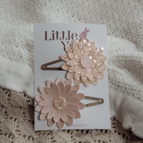 Setje Floor van Little Yune met twee bloemen speldjes op 4 cm klikklakspeldjes in zachte blush tinten, met één glitterbloem en één matte bloem voor meisjes.