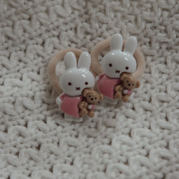 Nijntje elastiekjes van Little Yune met twee zachte beige haarelastiekjes en een schattig Nijntje figuurtje met roze jurkje en knuffeltje voor meisjes.