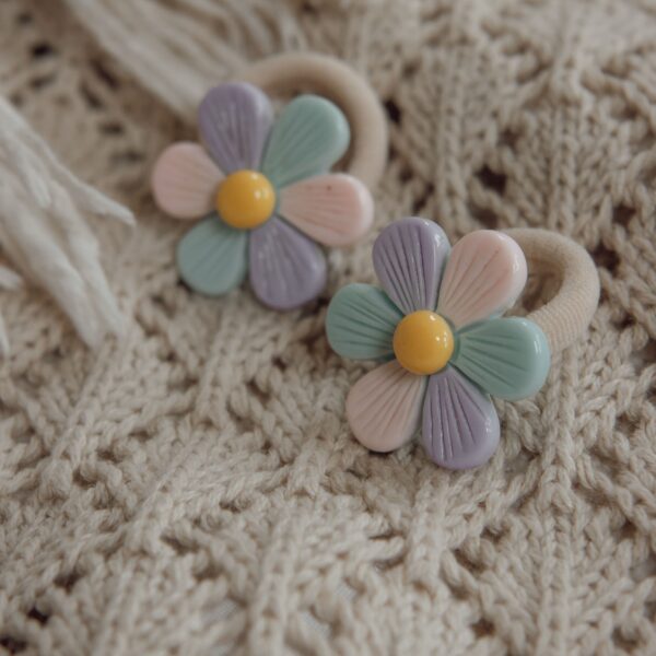 Set van 2 elastiekjes met grote bloemen in pastelkleuren zoals lila, mint en roze, geschikt voor meisjes met voller haar