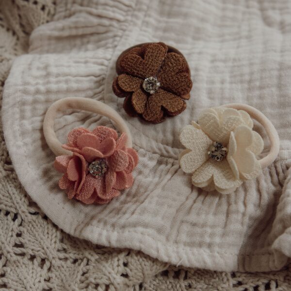 Maxi Flower Glow van Little Yune: grote haarelastieken voor oudere meisjes met stoffen bloem en glittersteentje, los verkrijgbaar in peach, bruin en crème of als bundel van 3.