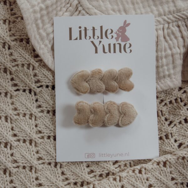 Set van twee beige alligator speldjes met zachte hartjes van Little Yune, verkrijgbaar in 3 cm en 4 cm.