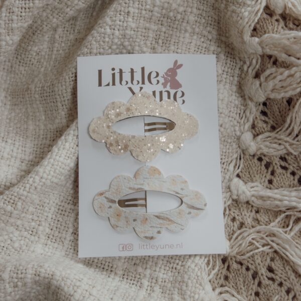 Set van twee ovale haarspeldjes van 5 cm in nude tinten van Little Yune, met één subtiele glitterspeld en één zachte printspeld voor grotere meiden
