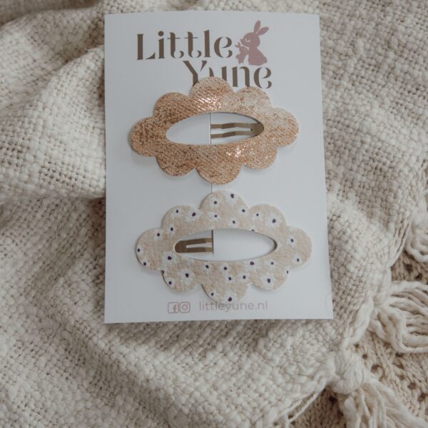 Set van twee ovale haarspeldjes van 5 cm in zachte nude tinten van Little Yune, met één glanzend nude speldje en één nude speldje met subtiele stipjes.