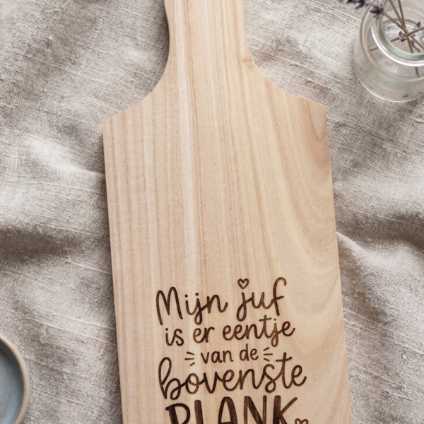 Houten snijplank van Paulownia hout met gegraveerde tekst “Mijn juf is er eentje van de bovenste plank”, een lief afscheidscadeau voor de juf.