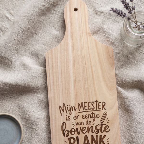 Houten snijplank van Paulownia hout met gegraveerde tekst “Mijn meester is er eentje van de bovenste plank”, een stoer en persoonlijk afscheidscadeau voor de meester.