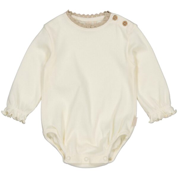LEVV Kirsten romper/top in off white voor meisjes, met lange mouwen, ribstof, kanten detail bij de hals, houten knoopjes op de schouder en drukknoopjes aan de onderkant.