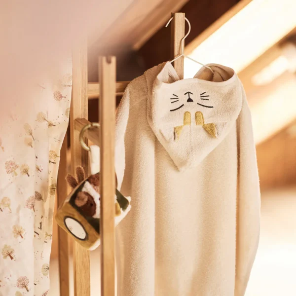 Jollein badponcho Charlie-cat met lief kattendetail, optioneel te personaliseren met naam voor €4,95, zachte badponcho voor baby’s en mini’s na het badderen, douchen of zwemmen.