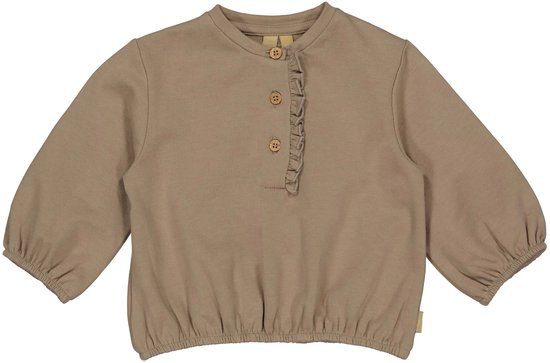 LEVV Jalena top voor meisjes in een zachte taupe kleur, met lange mouwen, houten knoopjes, ruffle detail aan de voorkant en elastische onderkant.
