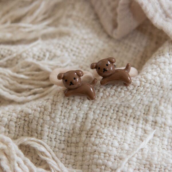 Snuf haarelastiekjes voor meisjes met kleine bruine hondjes op zachte beige elastiekjes, perfect voor speelse staartjes, vlechtjes en vrolijke hairdo’s.