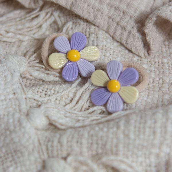 Mila haarelastiekjes voor meisjes met paarse en zachtgele bloemen, gele hartjes en beige elastiekjes, perfect voor vrolijke staartjes en zomerse hairdo’s.