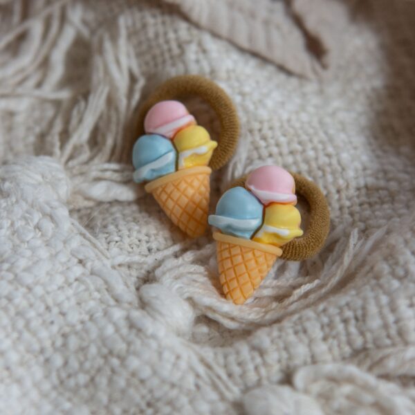 IJsjes haarelastiekjes voor meisjes met vrolijke pastel ijsjes in roze, blauw en geel, verkrijgbaar als elastiekjes en ook als knipjes in een andere smaak.