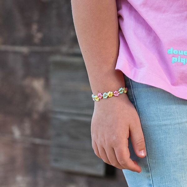 Zachte lila kleur 💜 Dromerig, vrolijk en net even anders dan roze. Verkrijgbaar in twee maten 🌸 13 cm voor kleinere meisjes en 15 cm voor grotere meisjes. Extra stevig gemaakt ✨ Door het sterke elastiek en de hoogwaardige manier van rijgen kan het armbandje echt tegen een stootje. Met 24K gouden kralen 💛 De gouden kraaltjes blijven mooi en verkleuren niet. Perfect als cadeautje 🎁 Lief voor een verjaardag, eerste armbandje, klein verrassingetje of zomers cadeautje.