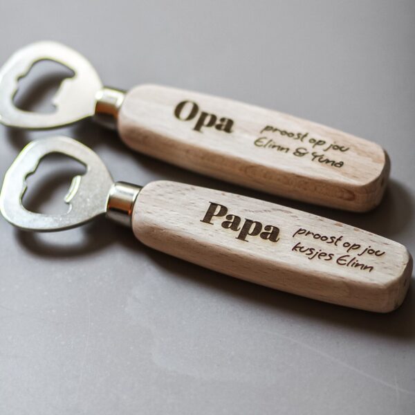 Gepersonaliseerde houten flesopener met gravure, zelf in te vullen met papa, opa of een andere naam en een korte persoonlijke tekst van maximaal 30 karakters.