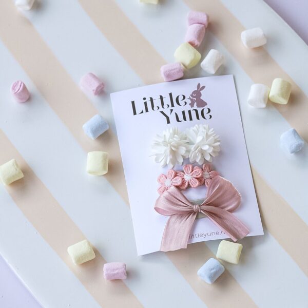 Juul antislip setje uit de Little Candyshop collectie met witte bloemetjes, roze bloemetjes en een zachte roze strik, speciaal voor fijne babyhaartjes en lieve mini hairdo’s.