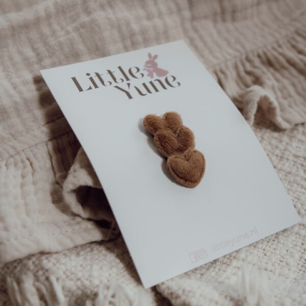 Antislip haarspeldje met zachte fluffy hartjes in de kleur cacao, geschikt voor fijne babyhaartjes en ook verkrijgbaar in beige en taupe.
