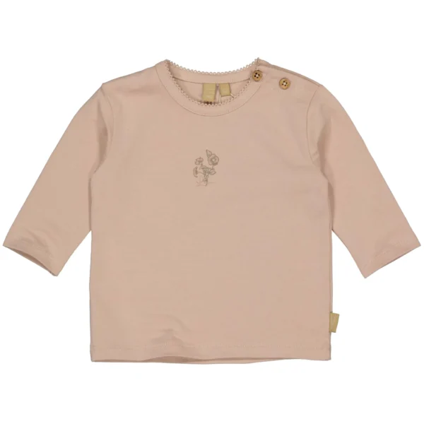LEVV Jaella top in faded pink voor meisjes, met lange mouwen, houten knoopjes op de schouder, subtiel kanten randje bij de hals en klein bloemenprintje op de borst.