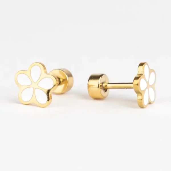 Goudkleurige bloemetjes oorbellen voor meisjes van roestvrij staal met 18K gouden coating, witte bloemblaadjes, hypoallergeen en voorzien van een comfortabele schroefsluiting.