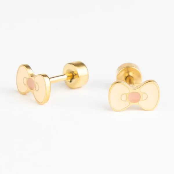 Goudkleurige Lille Bowtie oorbellen voor meisjes van roestvrij staal met 18K gouden coating, met zachte crème en lichtroze details, hypoallergeen en voorzien van een comfortabele schroefsluiting.