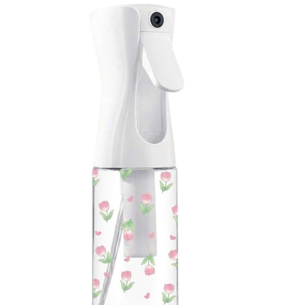 Transparante vernevelspray van 200 ml met witte pomp en een delicaat print van roze rozen met groene blaadjes en kleine roze hartjes — limited edition uitvoering.