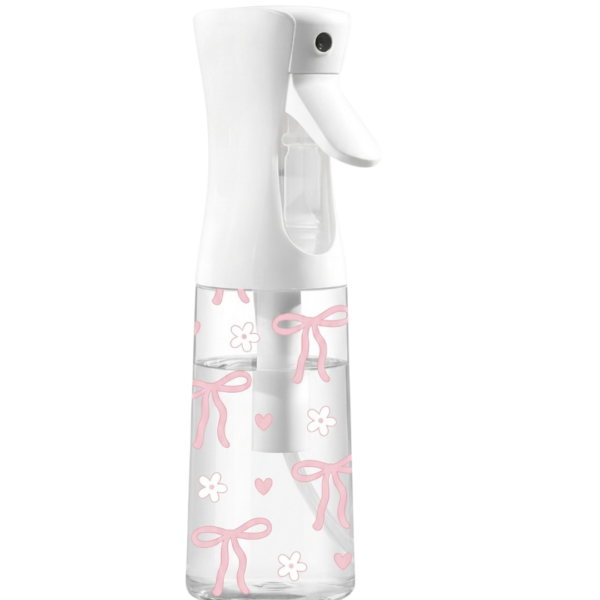 Transparante vernevelspray van 200 ml met witte pomp en een lief print van roze strikjes, witte bloemetjes en kleine hartjes — limited edition uitvoering.