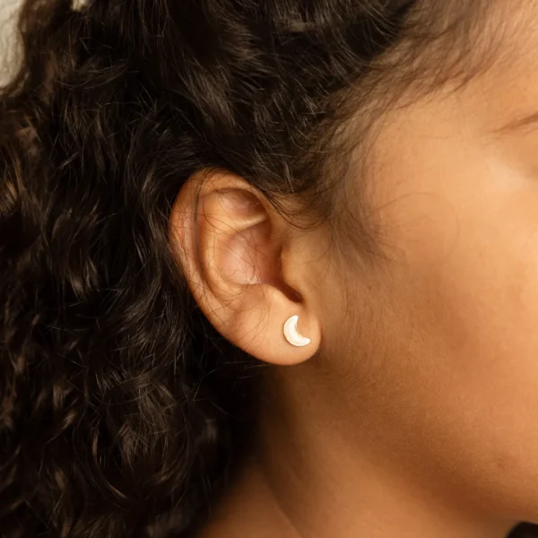 Goudkleurige maantjes oorbellen voor meisjes van roestvrij staal met 18K gouden coating, met zachte crème glinstering, hypoallergeen en voorzien van een comfortabele schroefsluiting.