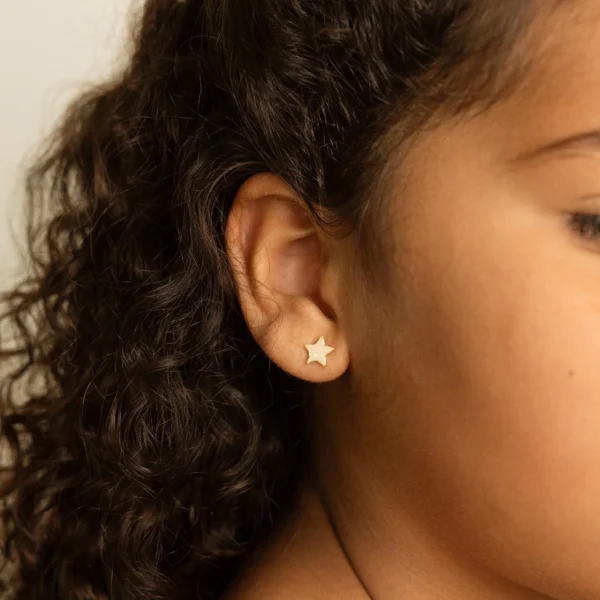 Sterrentjes oorbellen – kleine gouden studs met zachte glinstering
