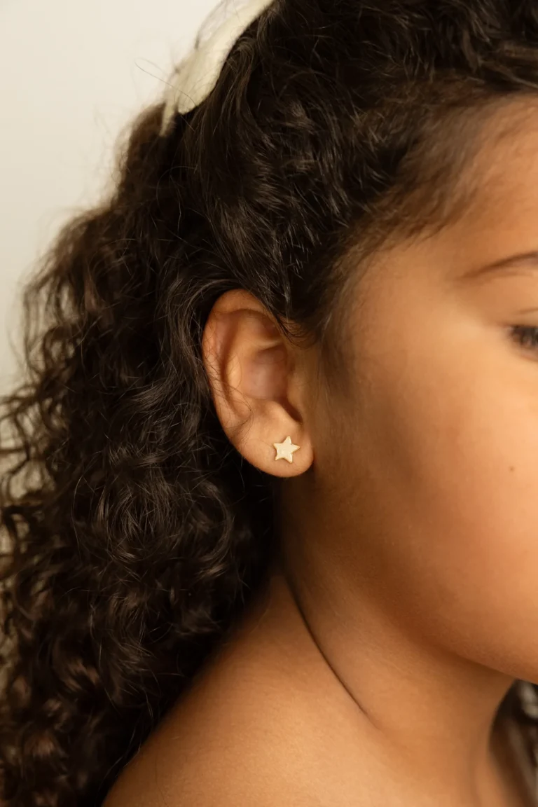 Sterrentjes oorbellen – kleine gouden studs met zachte glinstering