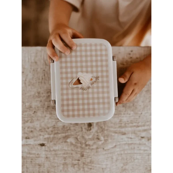 Lunchbox Ice Cream voor kinderen van gerecycled plastic in zachte beige tint, met ruitjespatroon, ijsjesprint, interne verdeler en praktisch formaat voor school, opvang en onderweg.